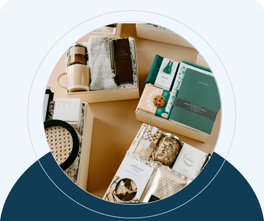 Kuratierte Geschenkboxen, die die Produktpalette von Ancient Wisdom Gifts repräsentieren